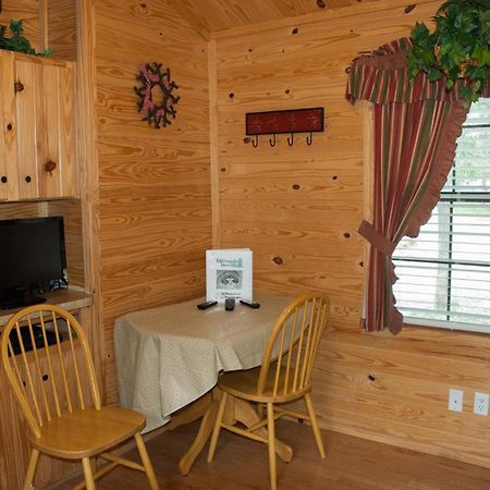 Medina Lake Camping Resort Cabin 3 Lakehills Bagian luar foto
