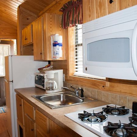 Medina Lake Camping Resort Cabin 3 Lakehills Bagian luar foto