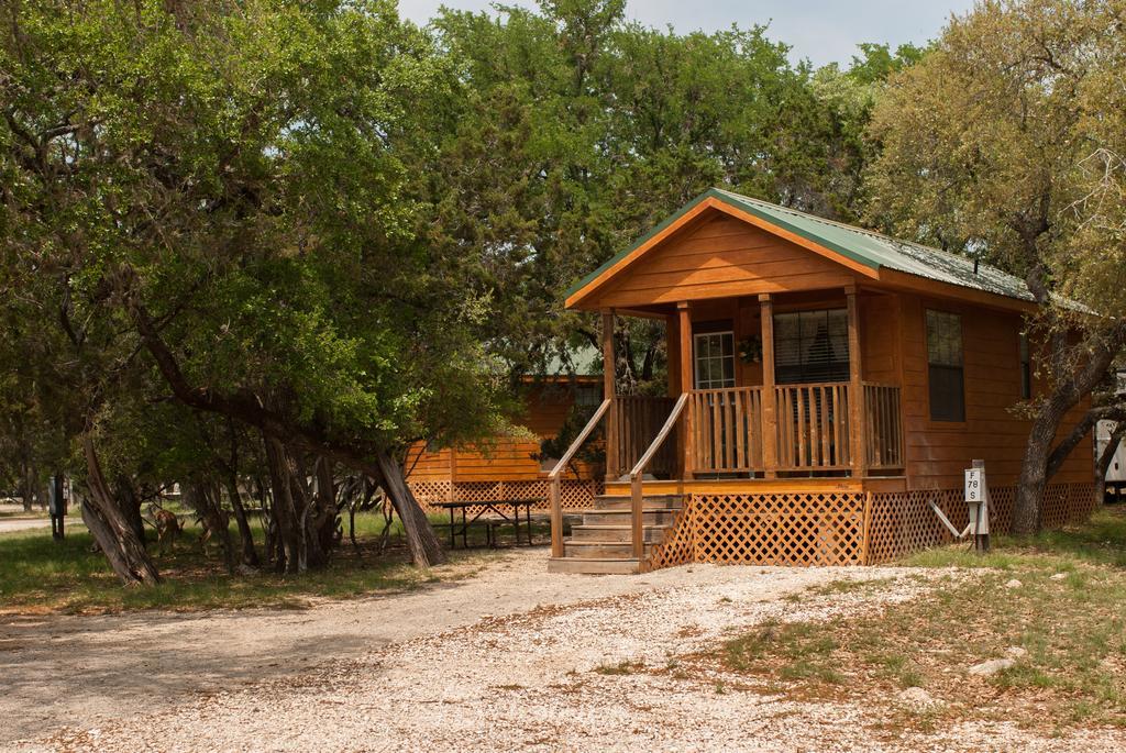 Medina Lake Camping Resort Cabin 3 Lakehills Bagian luar foto