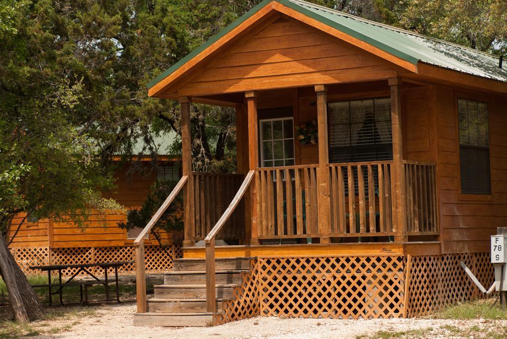 Medina Lake Camping Resort Cabin 3 Lakehills Bagian luar foto