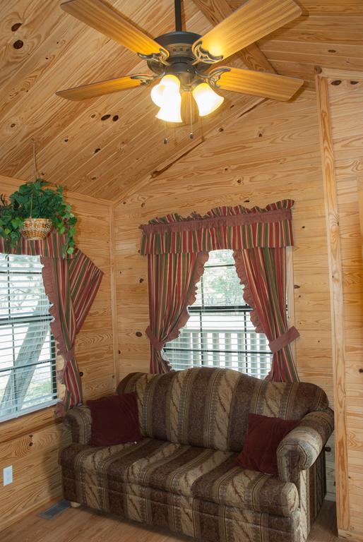 Medina Lake Camping Resort Cabin 3 Lakehills Bagian luar foto