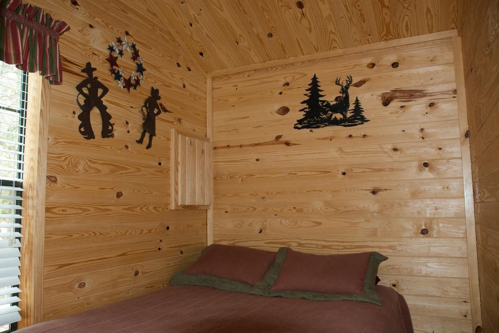 Medina Lake Camping Resort Cabin 3 Lakehills Bagian luar foto