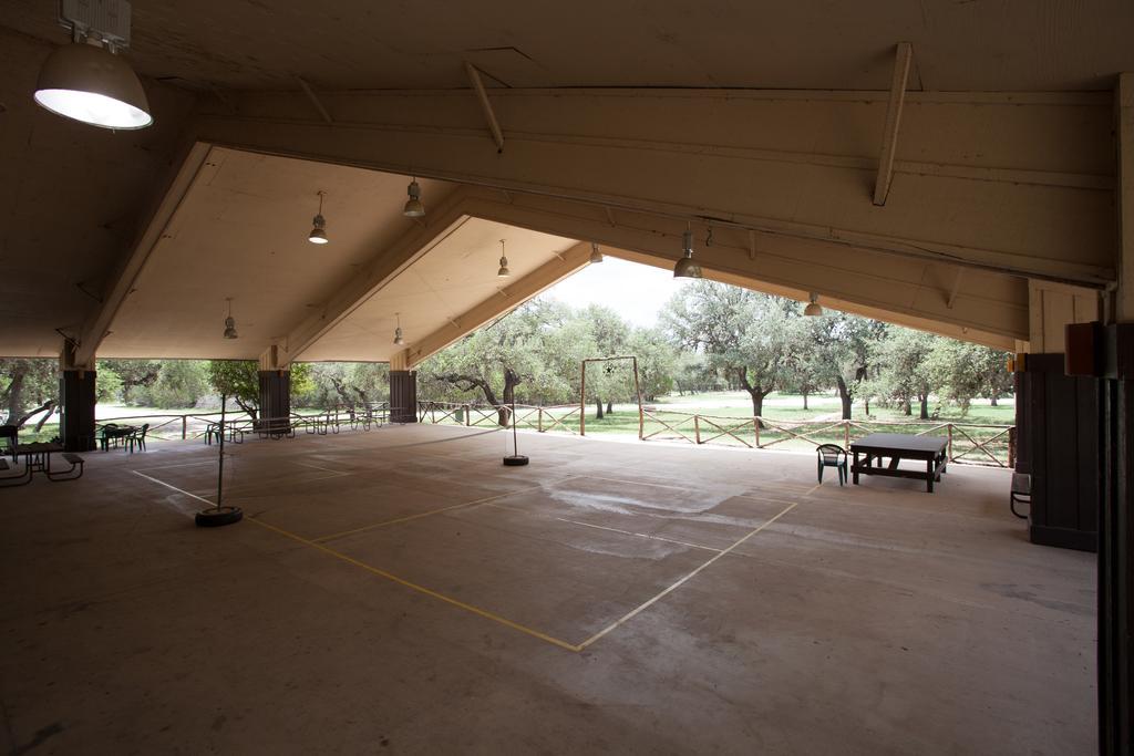 Medina Lake Camping Resort Cabin 3 Lakehills Bagian luar foto