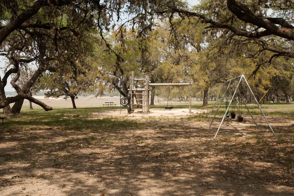 Medina Lake Camping Resort Cabin 3 Lakehills Bagian luar foto